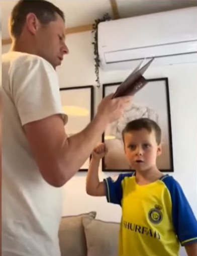 האבא מוטי עושה פדיון כפרות לבנו לביא.jpg