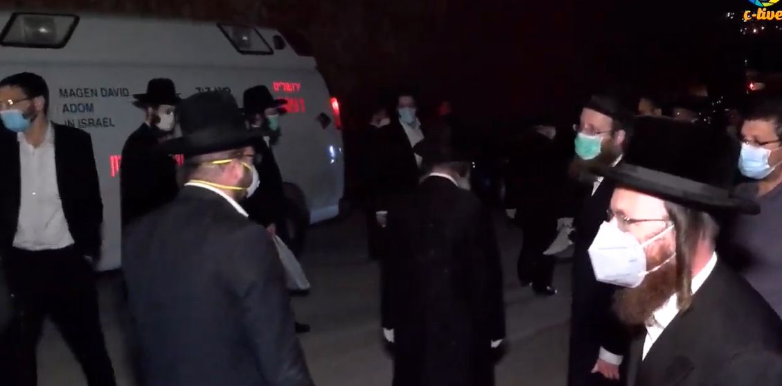 האבלים עוברים בשורות ומנחמים אותם.jpg