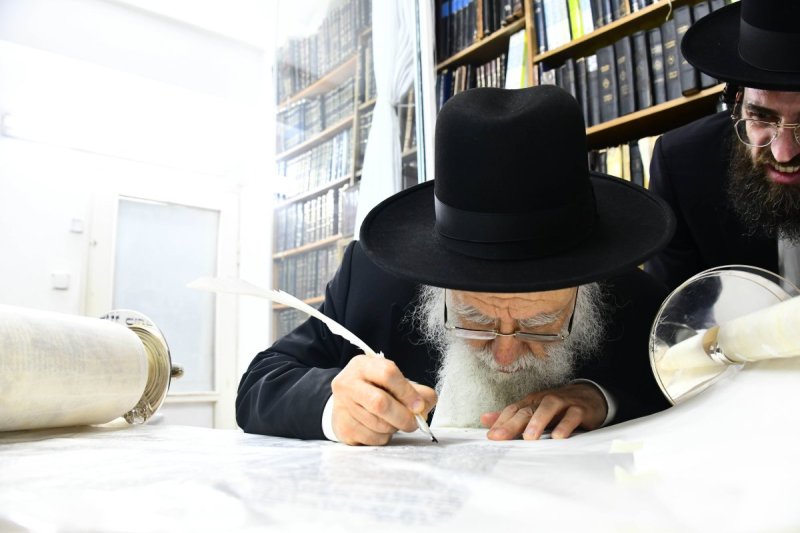 הגאון רבי דוד מילר בכתיבת אותיות.jpg