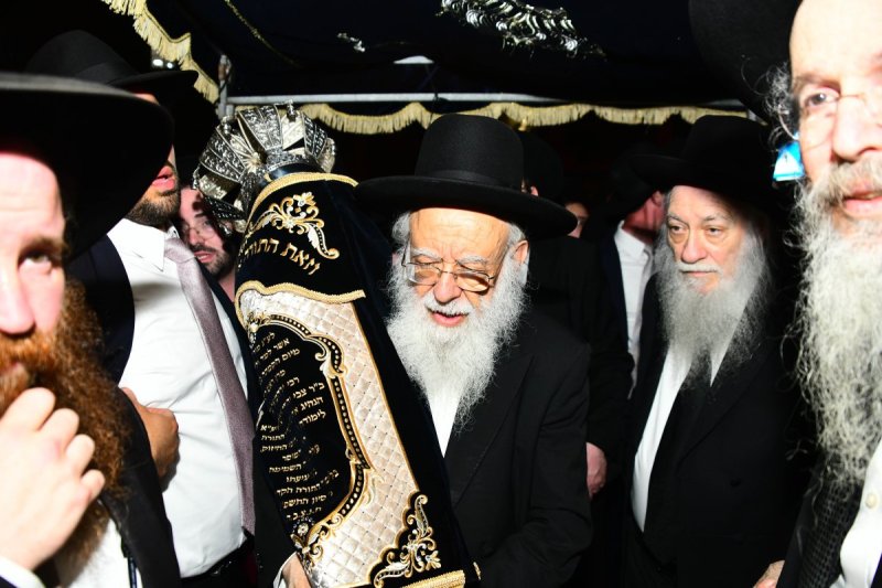 הגאון רבי דוד מילר במעמד.jpg