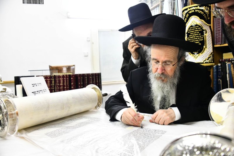 הגאון רבי חיים פרץ ברמן בכתיבת אותיות.jpg