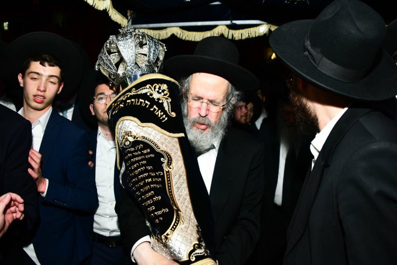 הגאון רבי חיים פרץ ברמן במעמד.jpg