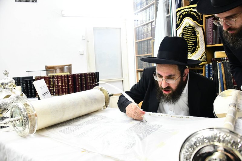 הגאון רבי רפאל שמואלביץ בכתיבת אותיות.jpg