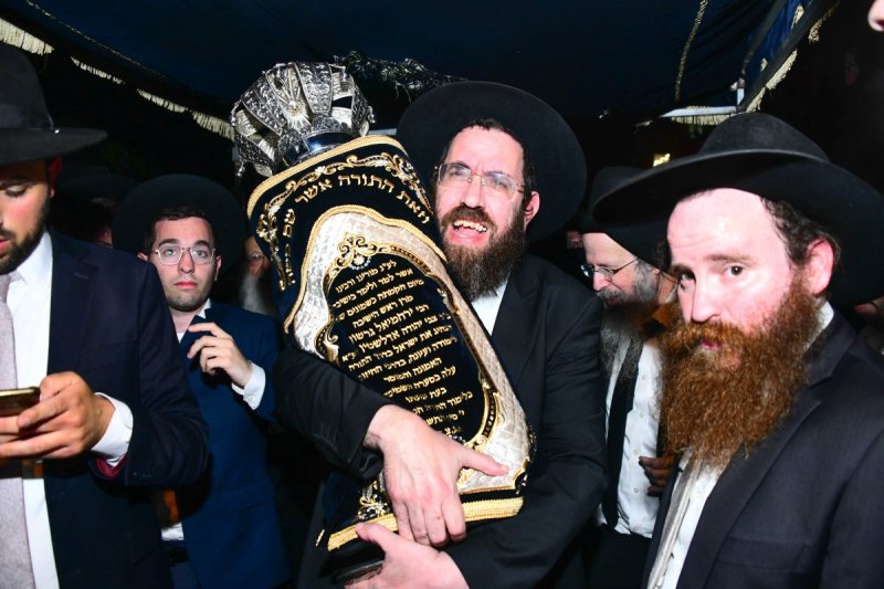 הגאון רבי רפאל שמואלביץ במעמד.jpg