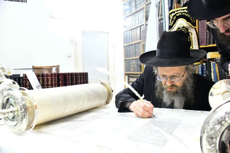 הגה''צ רבי עזרא רוטשילד בכתיבת אותיות.jpg
