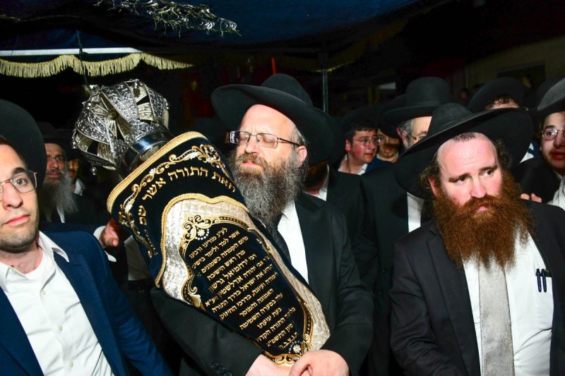 הגה''צ רבי עזרא רוטשילד במעמד.jpg