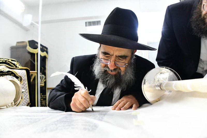 הגראי''ש אדלר בכתיבת אותיות.jpg