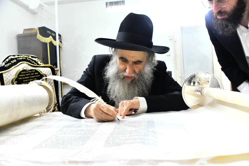 הגר''א גרבוז בכתיבת אותיות.jpg