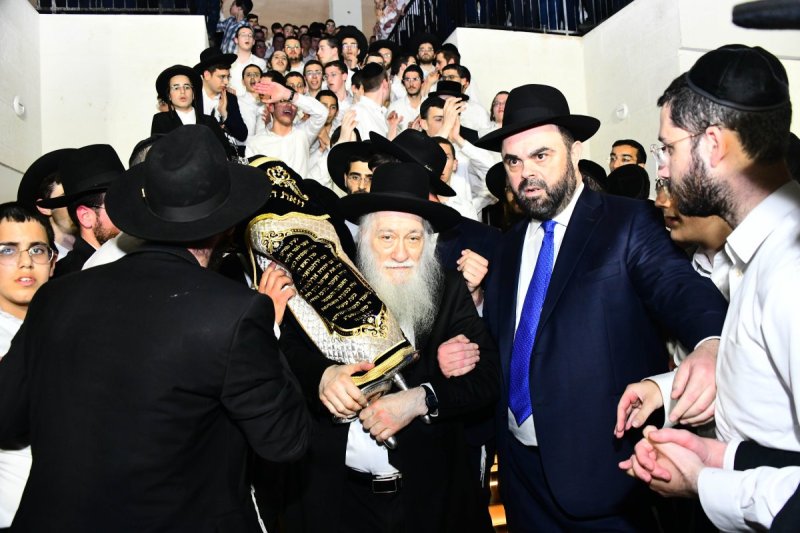 הגר''א כהנמן במעמד.jpg