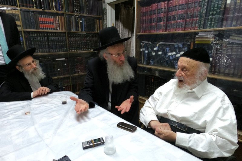 הגרי''א דינר והגר''ת פישהוף ר''י פוניבז' לצעירים.jpg