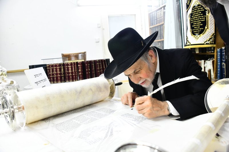 הגר''י אדלשטיין בכתיבת אותיות.jpg