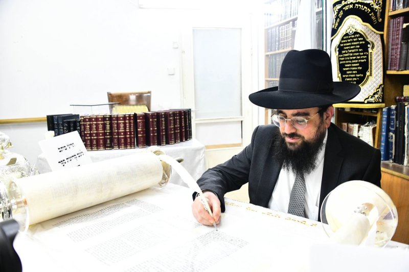 הגר''י קרביץ בכתיבת אותיות.jpg