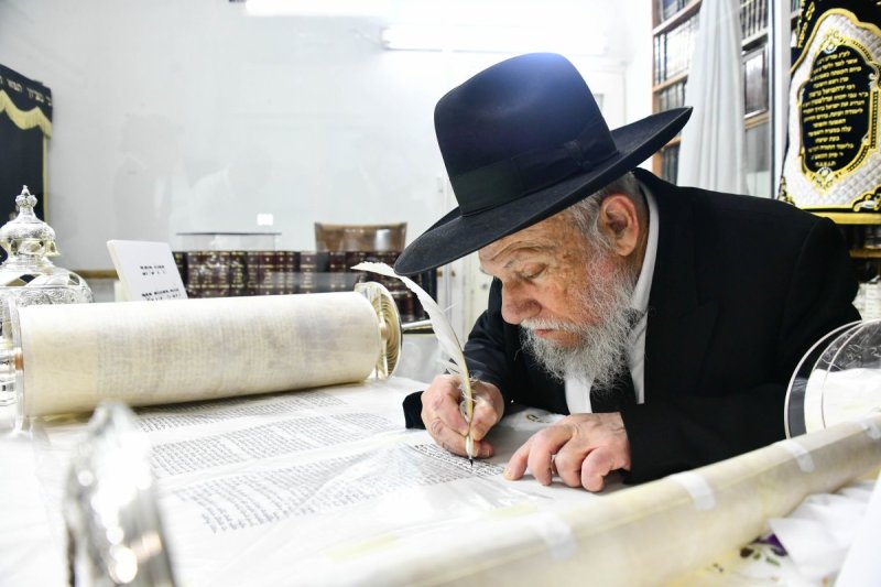 הגרצ''י אדלשטיין בכתיבת אותיות.jpg