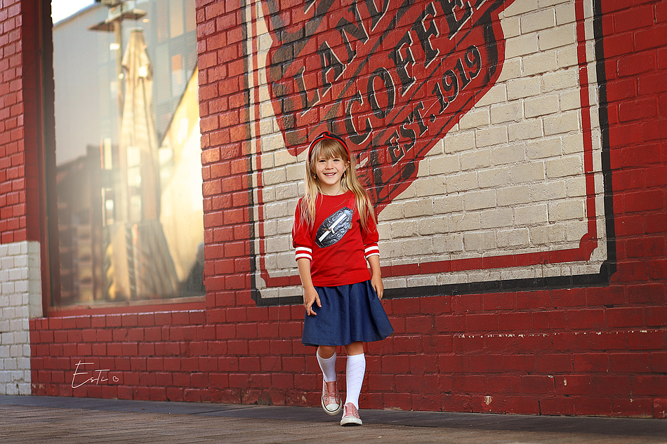 הולכת קיר אדום שולמית מ.jpg