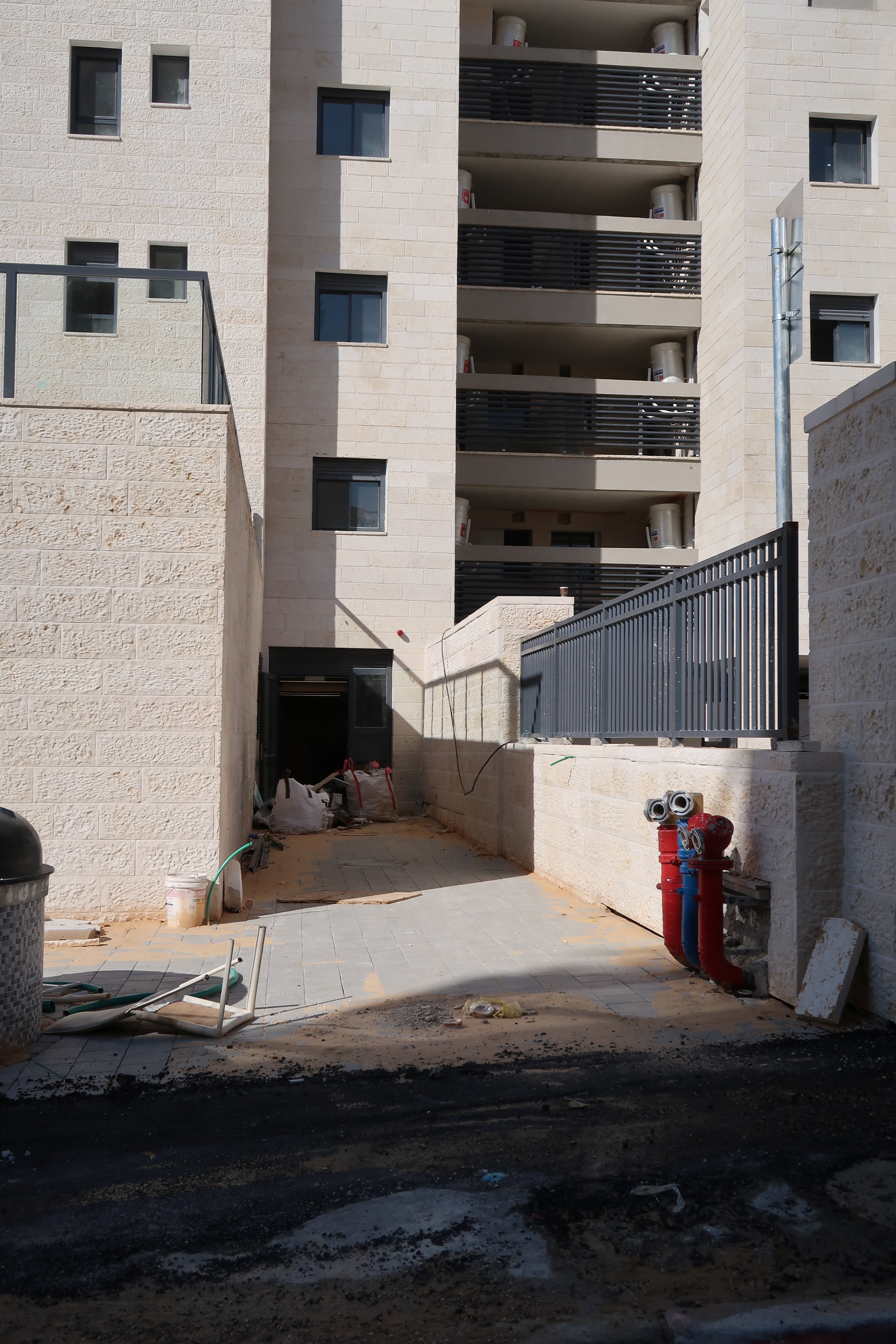 הכניסה לבניין 4.JPG