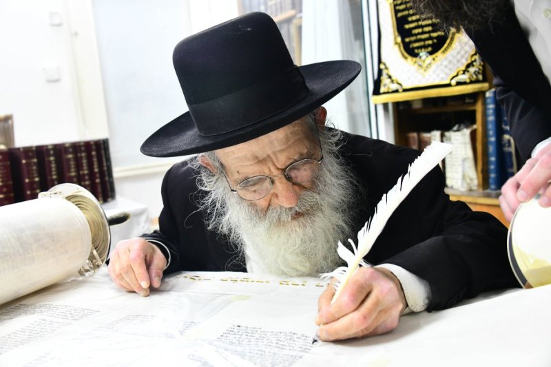 המתמיד הגר''ח ברמן בכתיבת אותיות.jpg