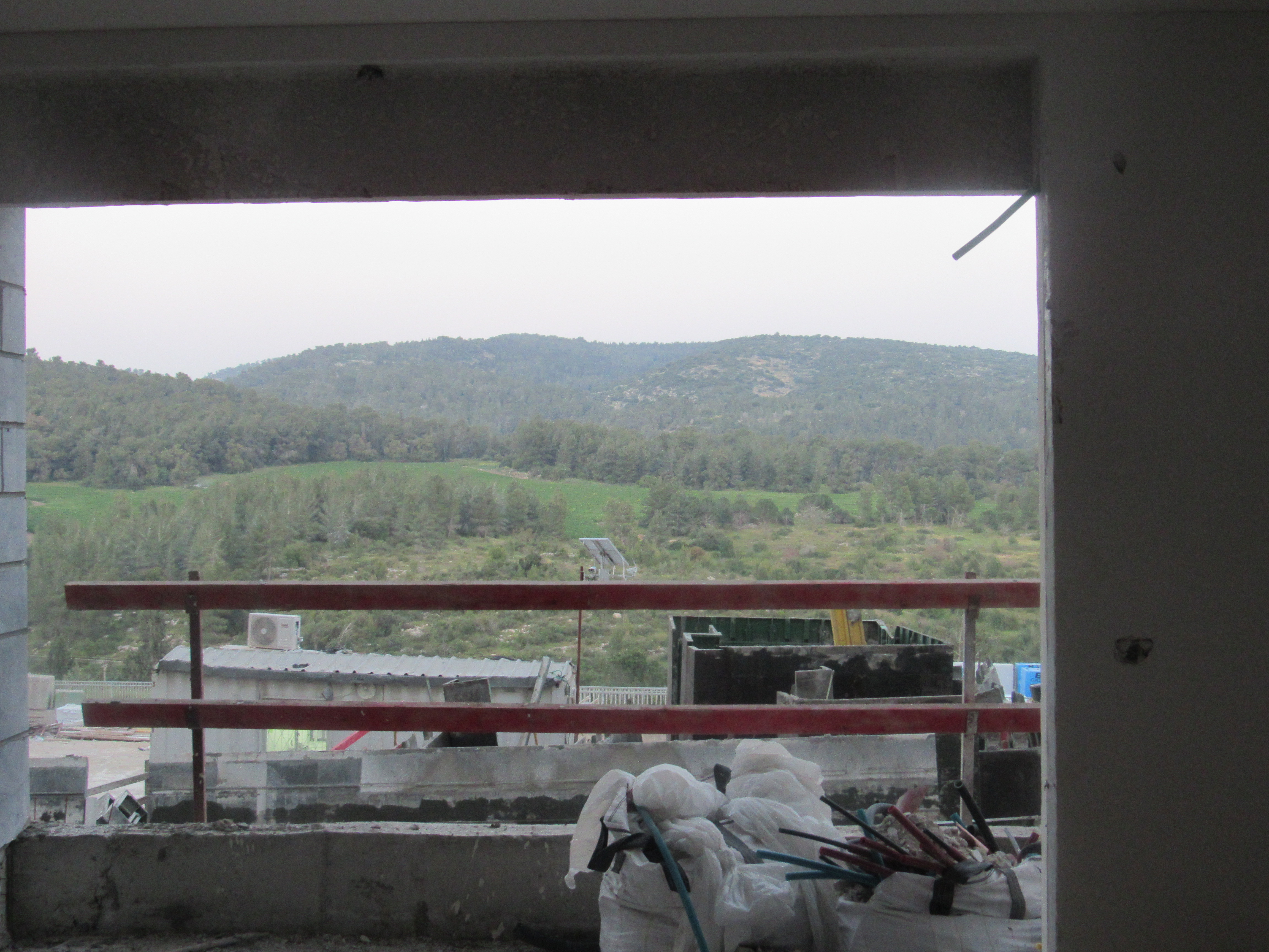 הנוף שנשקף מאחד החלונות של נמדר 490..JPG