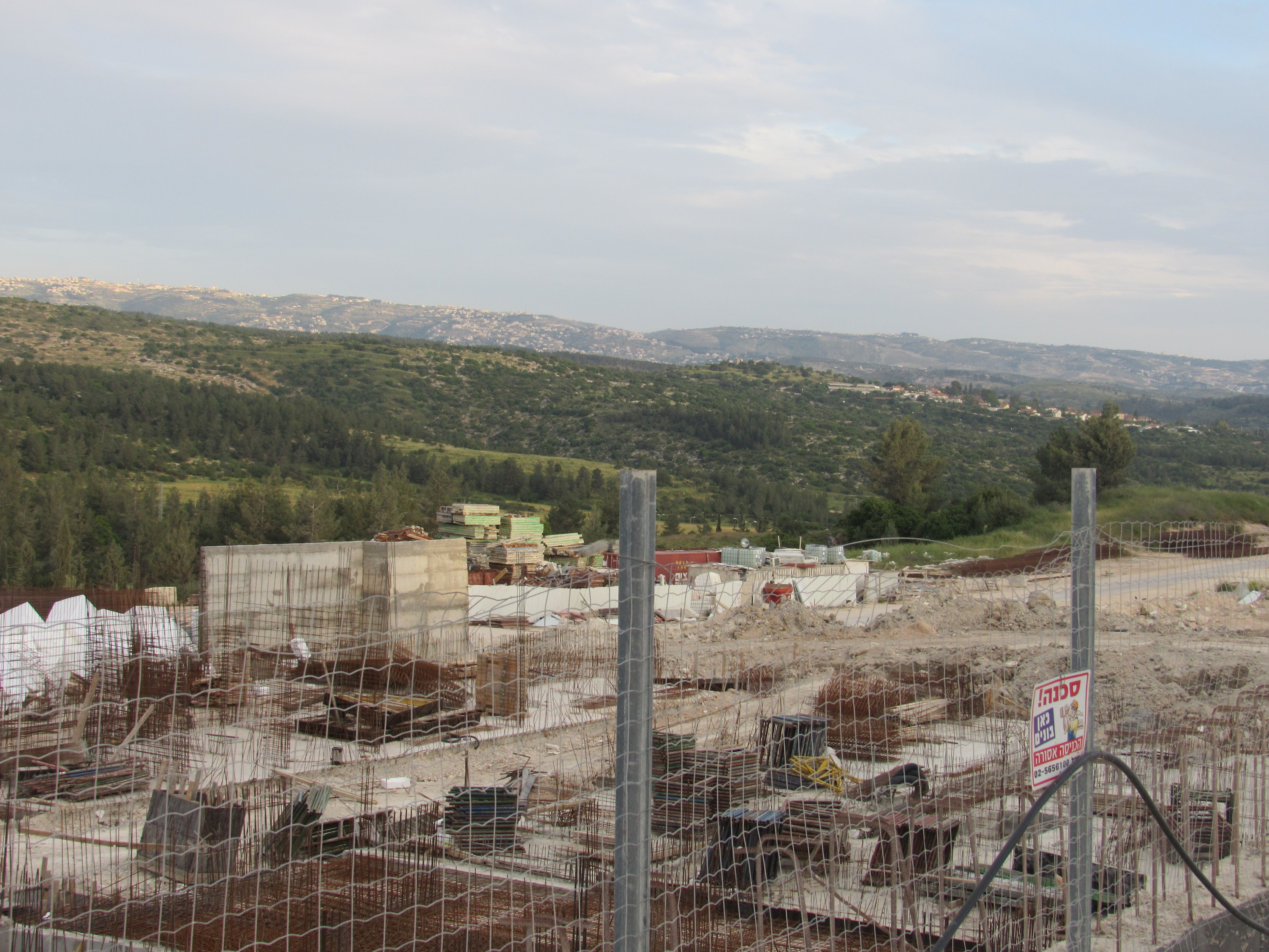 הנוף שנשקף מרחוב העונות..JPG