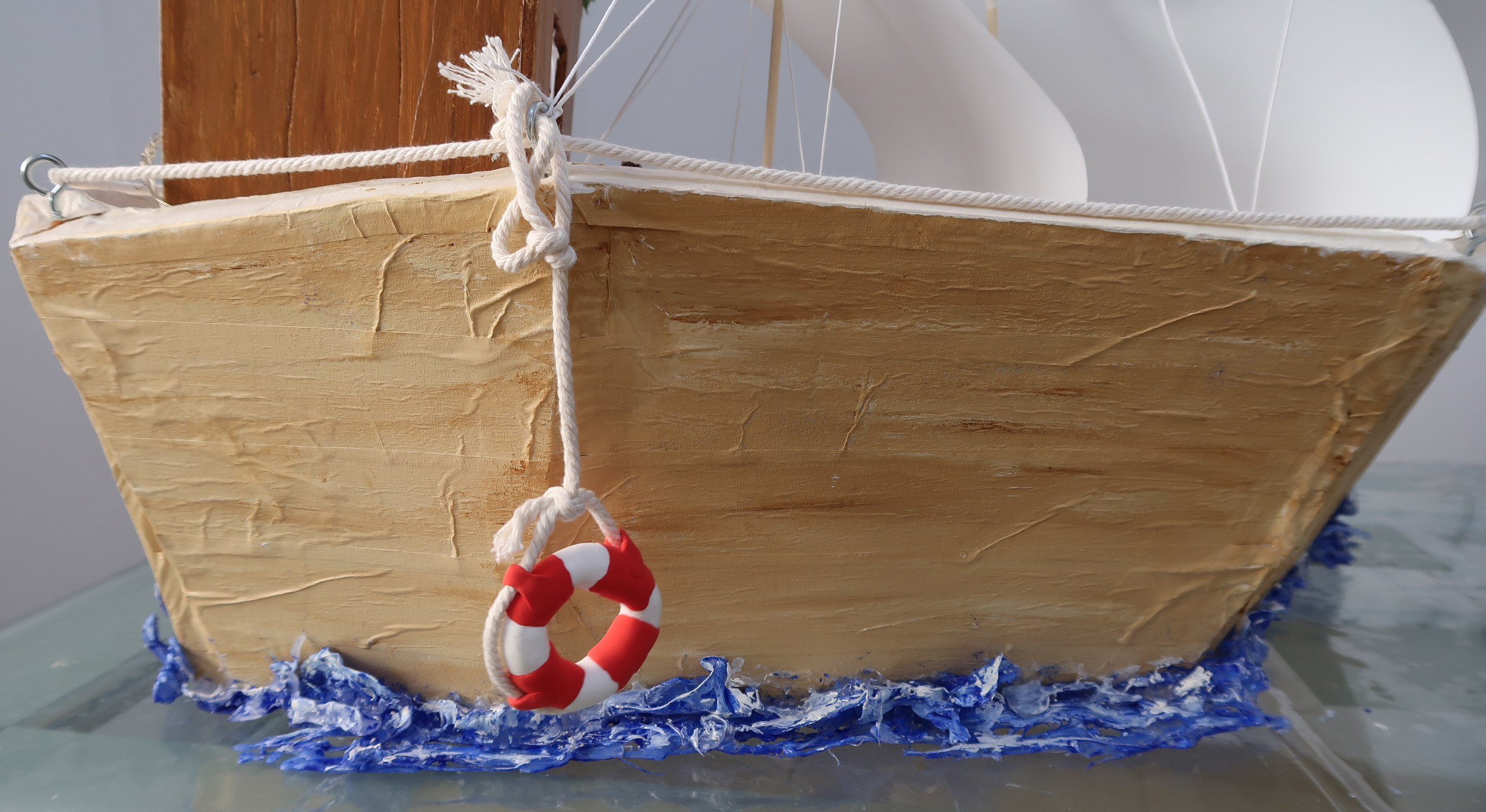 הספינה שטה בין הגלים.jpg