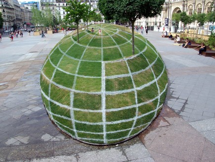 הפארק בפריז נראה כאילו מונח גלובוס תלת מימדי ענק, אך הוא שטוח לחלוטין..jpg