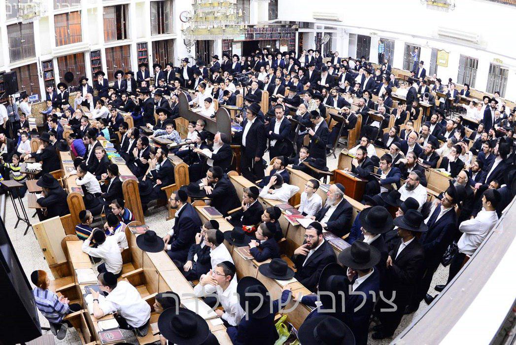 הקהל בהספד 1.jpg