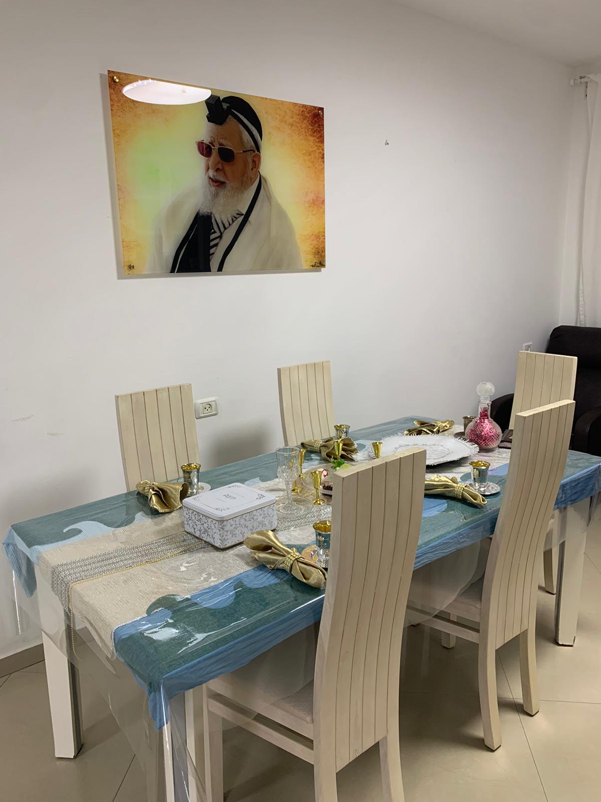 הרב עובדיה מודפס על זכוכית.jpg