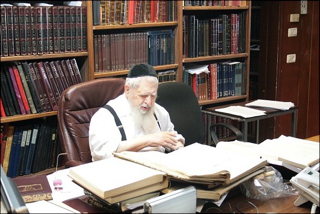הרב%20עובדיה%20לומד%20(1).JPG