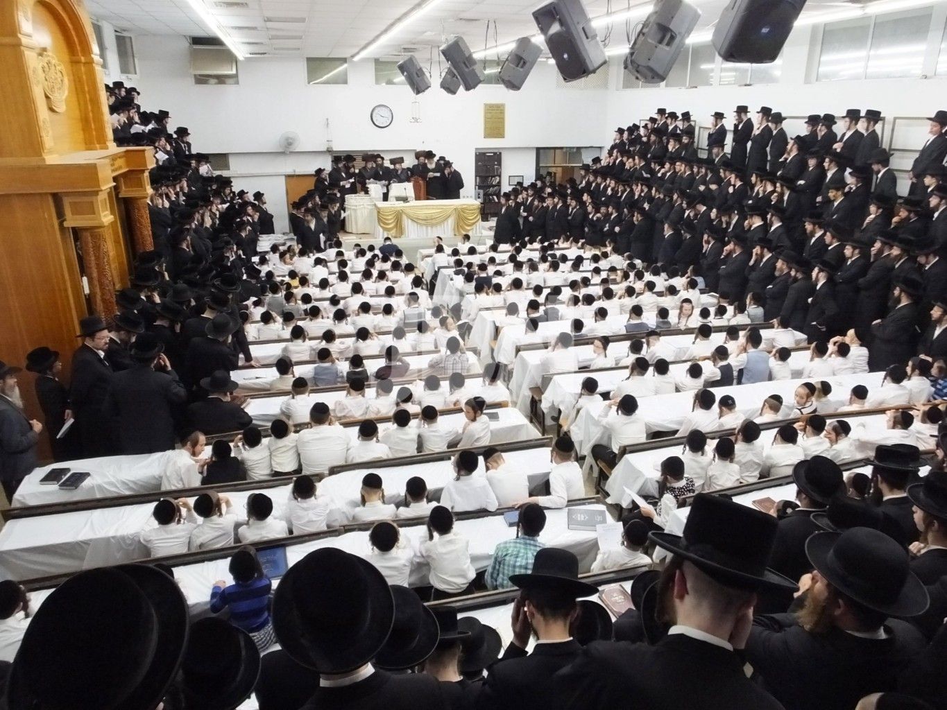 וְיָשֵׁם-לְךָ-שָׁלוֹם-•-מעמד-הקרישמע-ליינען-לנכד-האדמור-מראמסטריווקא-46-1365x1024.jpg