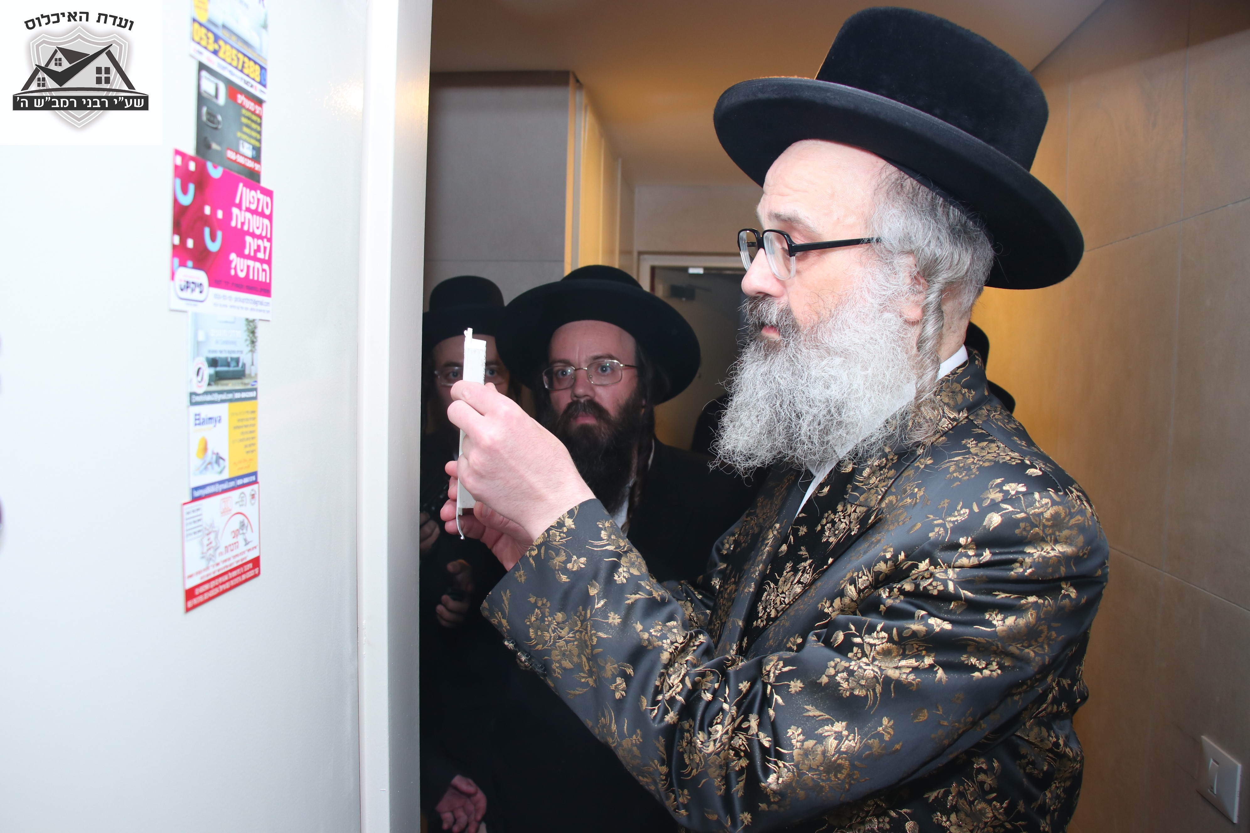 ויזשניץ ב''ש בקביעת מזוזה 1.jpg