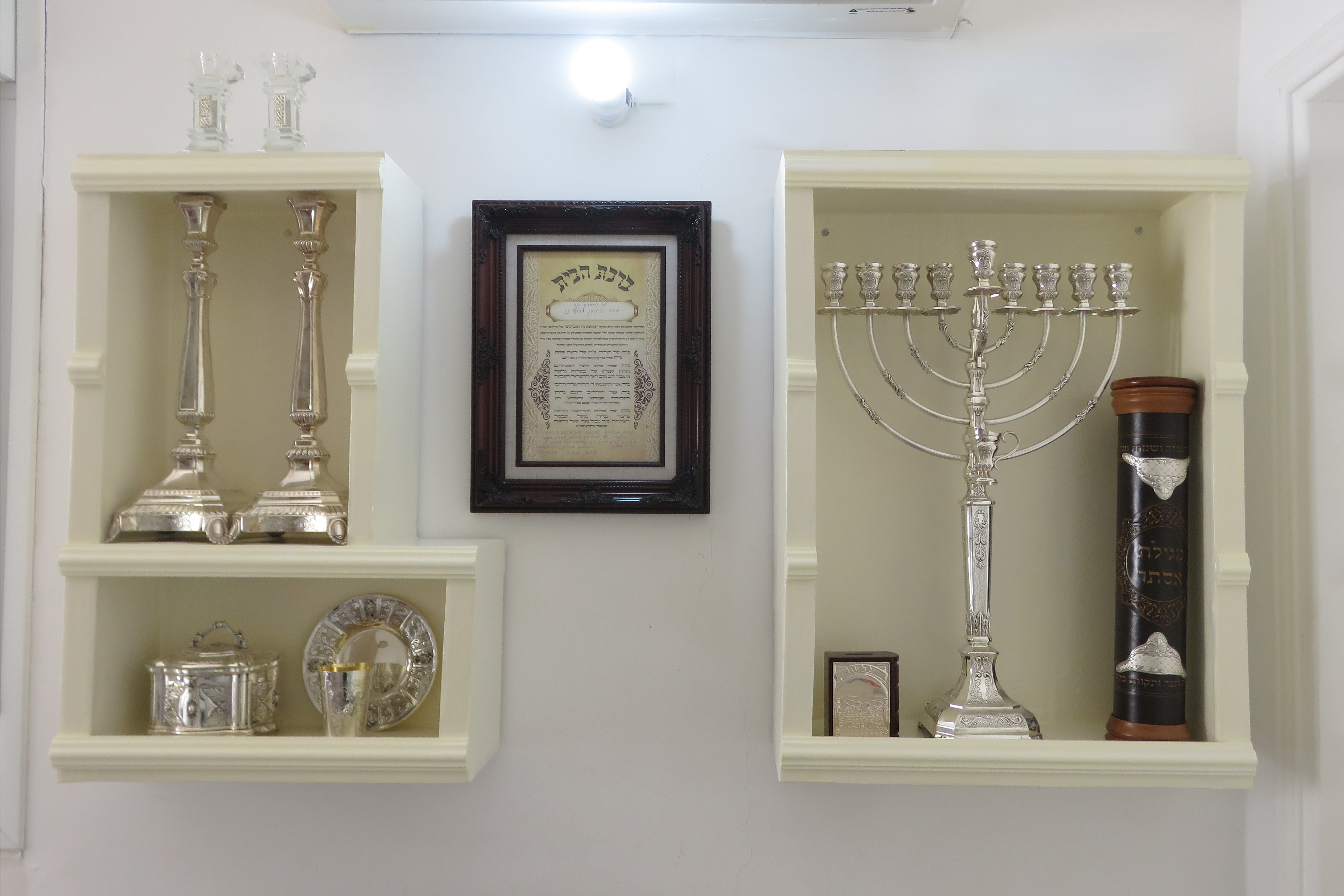 ויטרינה לכלי כסף (1).JPG