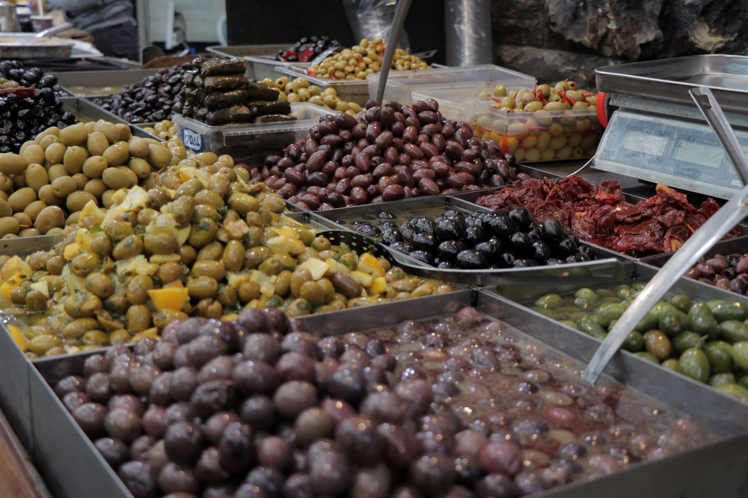 זייתים בשוק1.JPG