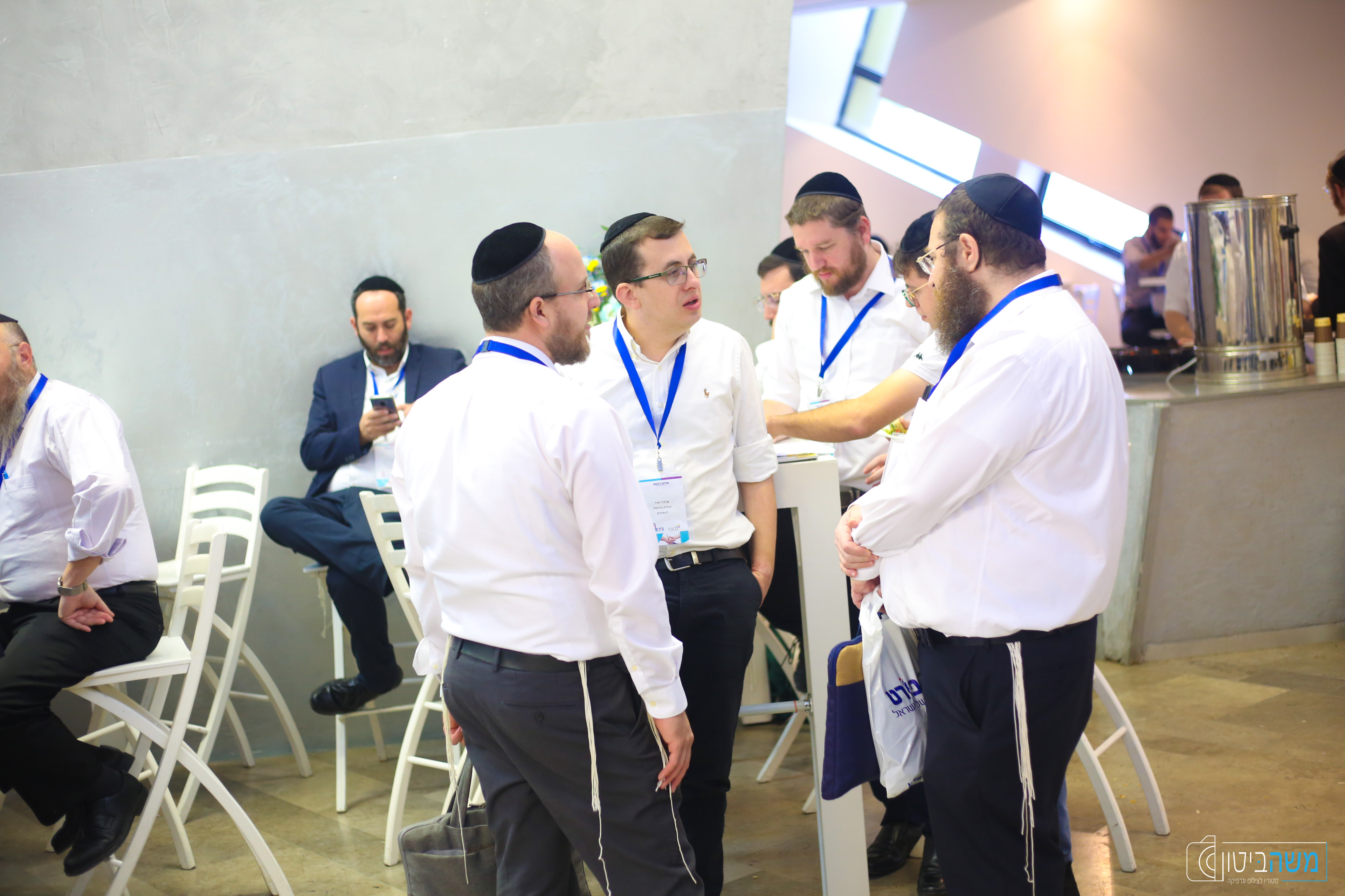 חברי הקהילה מייצרים שיתופי פעולה יחד.jpg