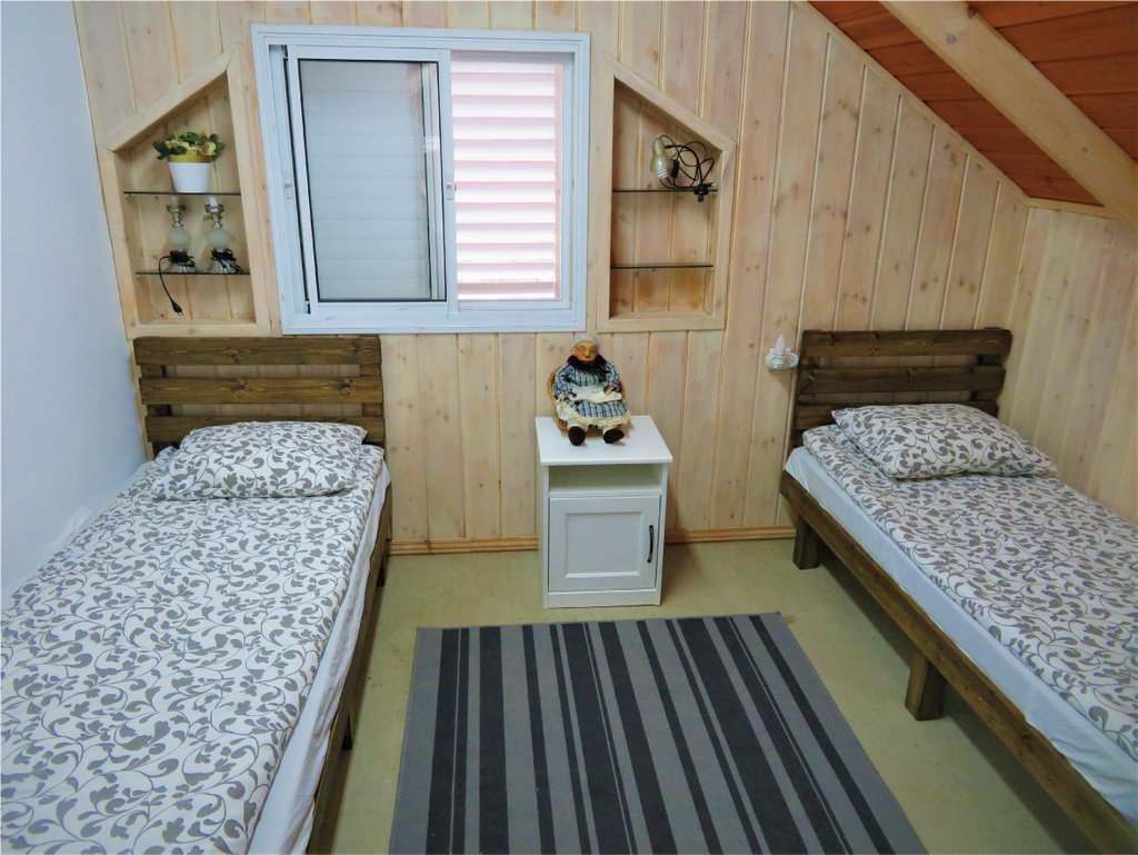 חדר 7 עליית גג .jpg