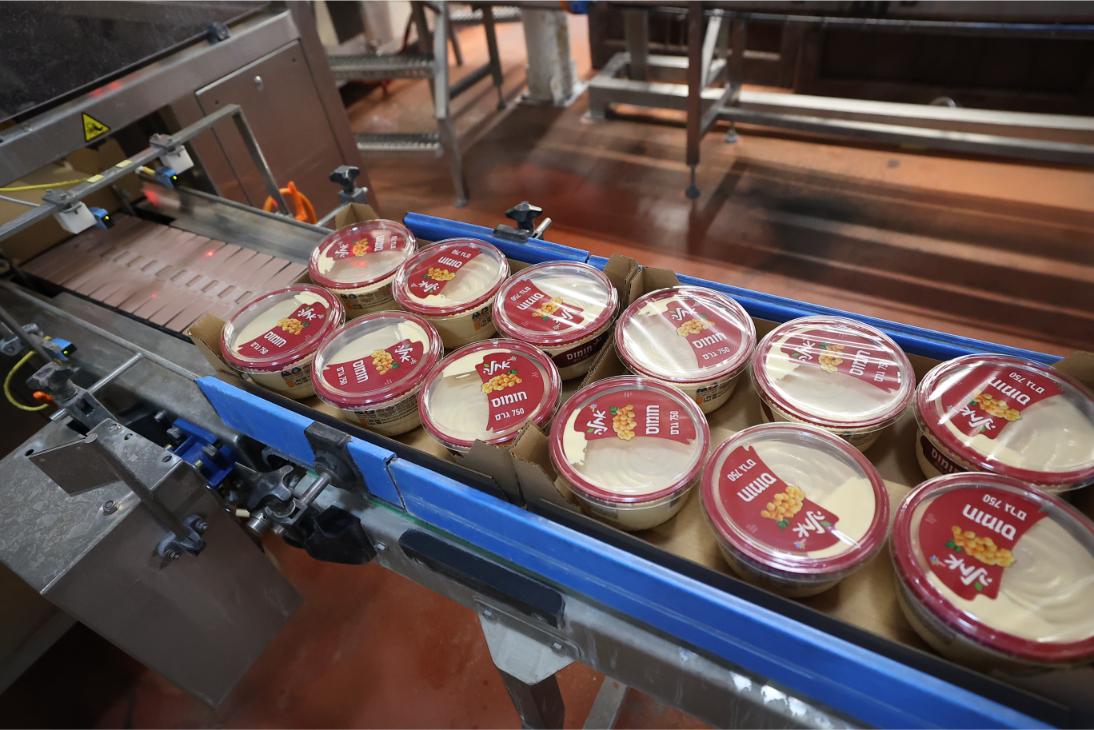 חומוס אחלה על פס הייצור (2).jpg