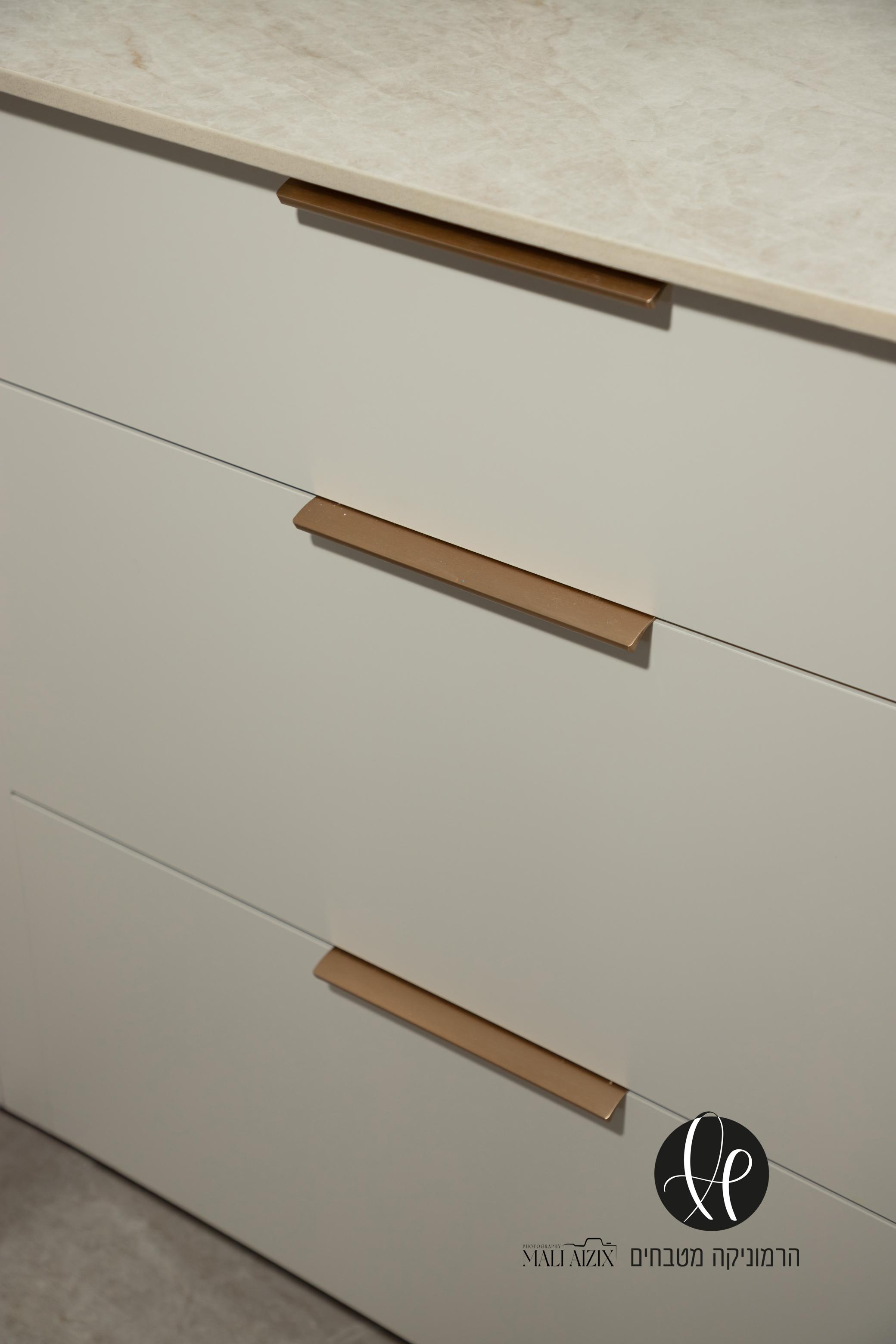 חזיתות אקריל מומלץ לנקות עם סבון כלים פירי ומטלית רכה ..jpg