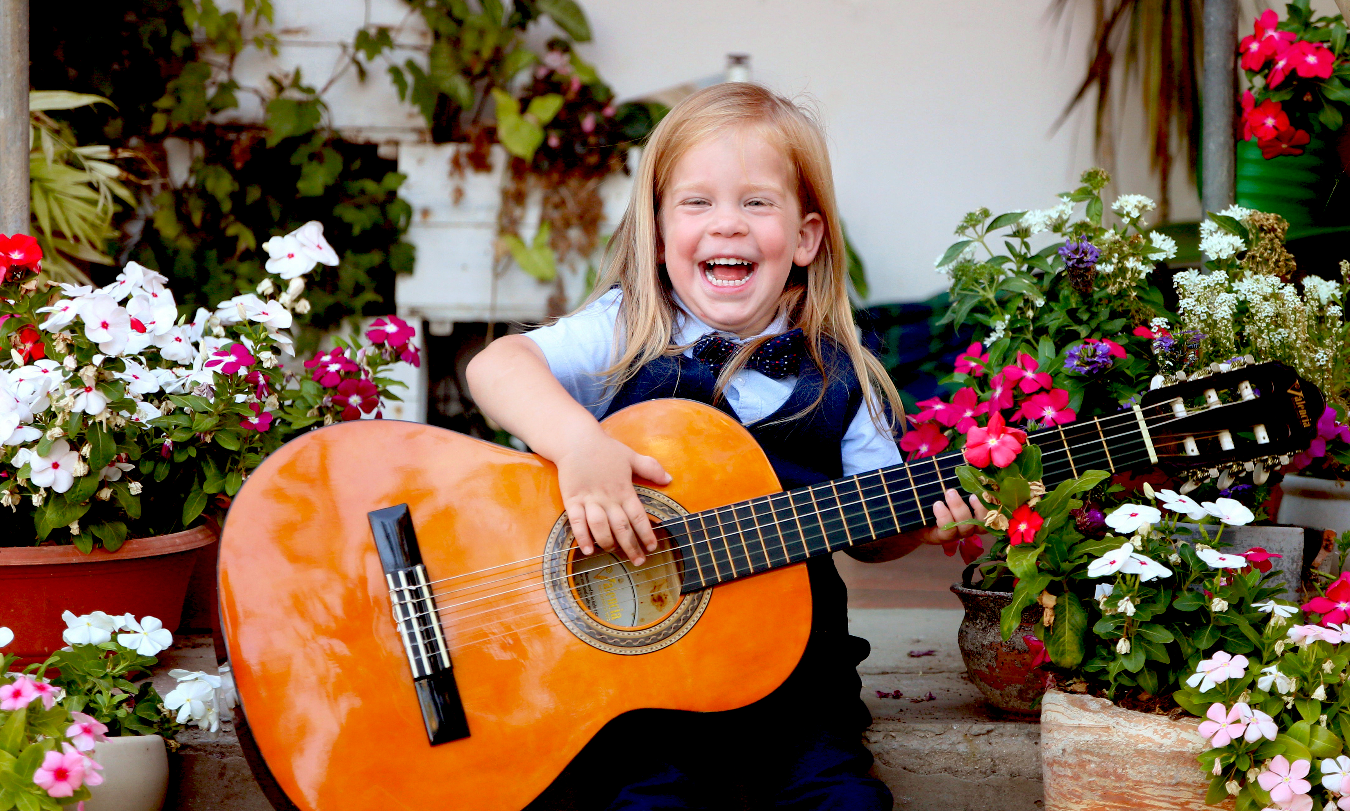 חיים מתגלגל מצחוק1.jpg