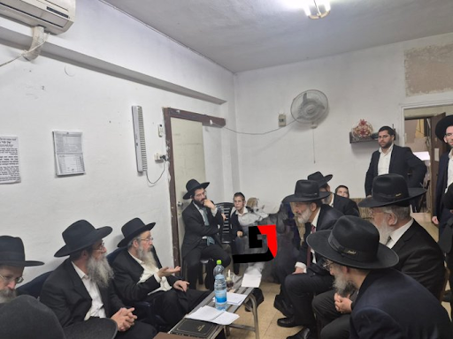 ח''כ אריה דרעי בניחום אבלים אצל הגרח''פ ברמן.png