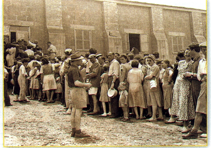 חלוקת אוכל במחנה שער עלייה בחיפה.jpg