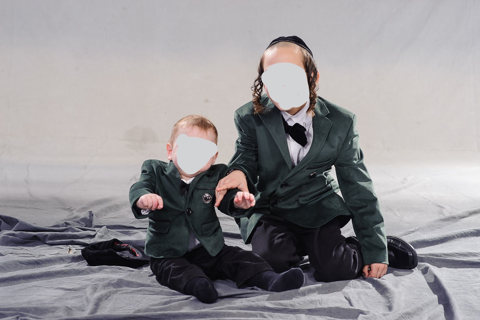 חליפות ירוק קטיפה.jpg