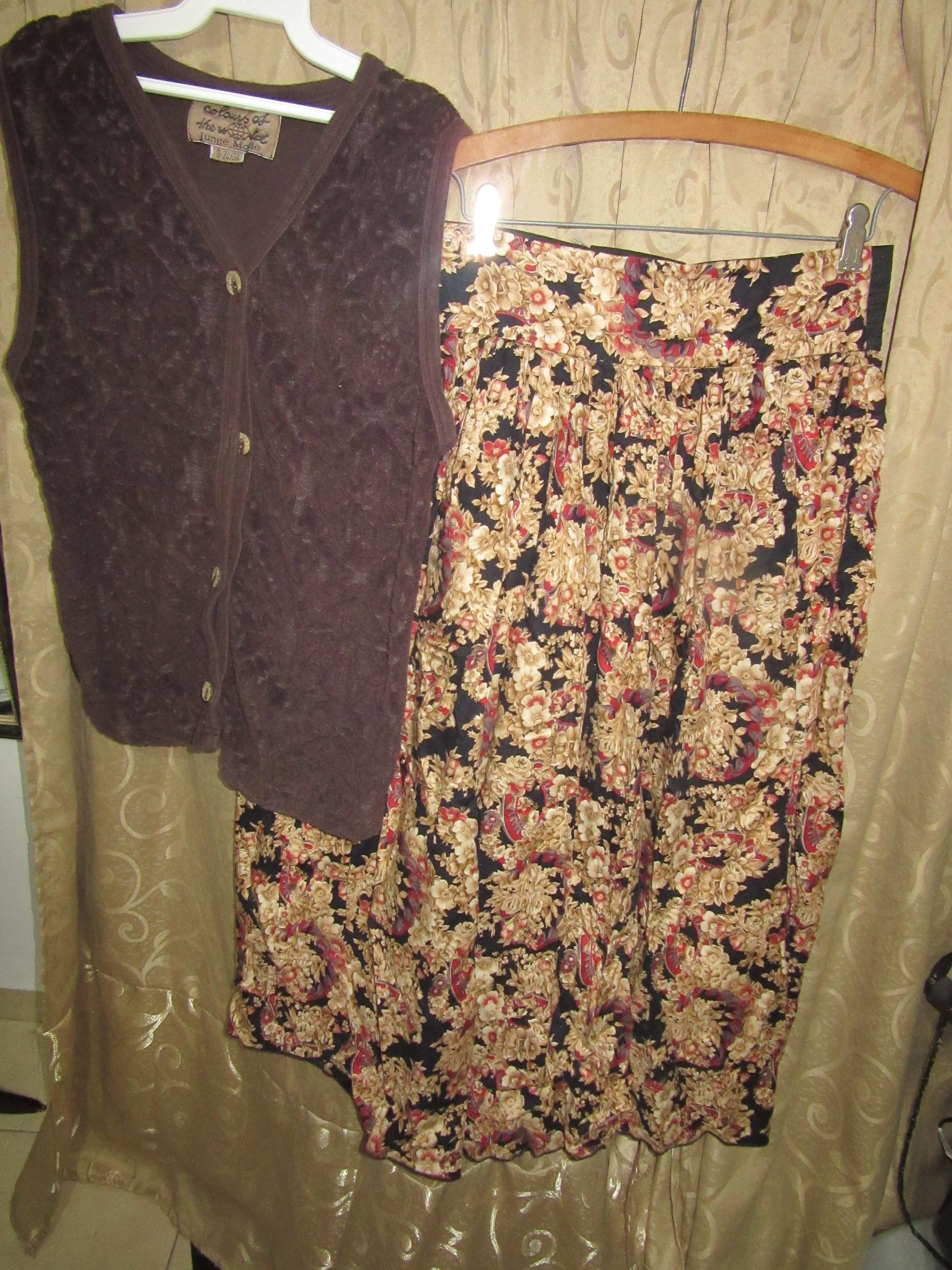 חצאית פרחונית ווסט חום לכפריה.JPG