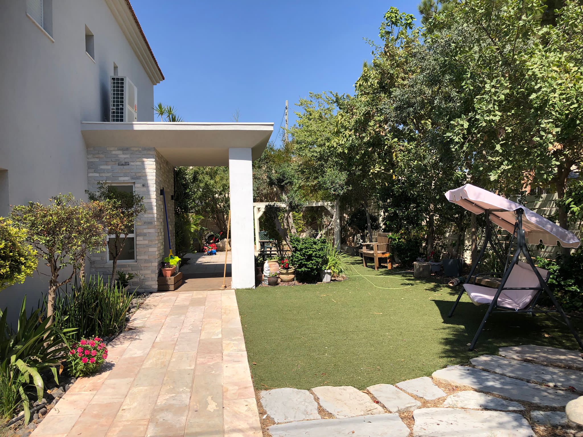 חצר כניסה.jpg