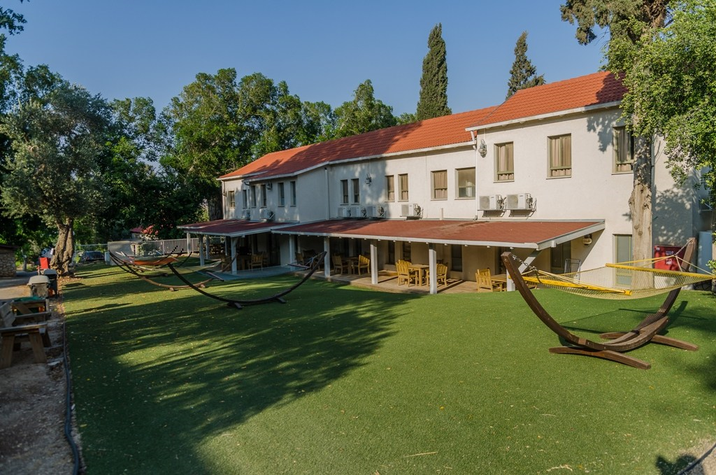 חצר מלונית (2).png