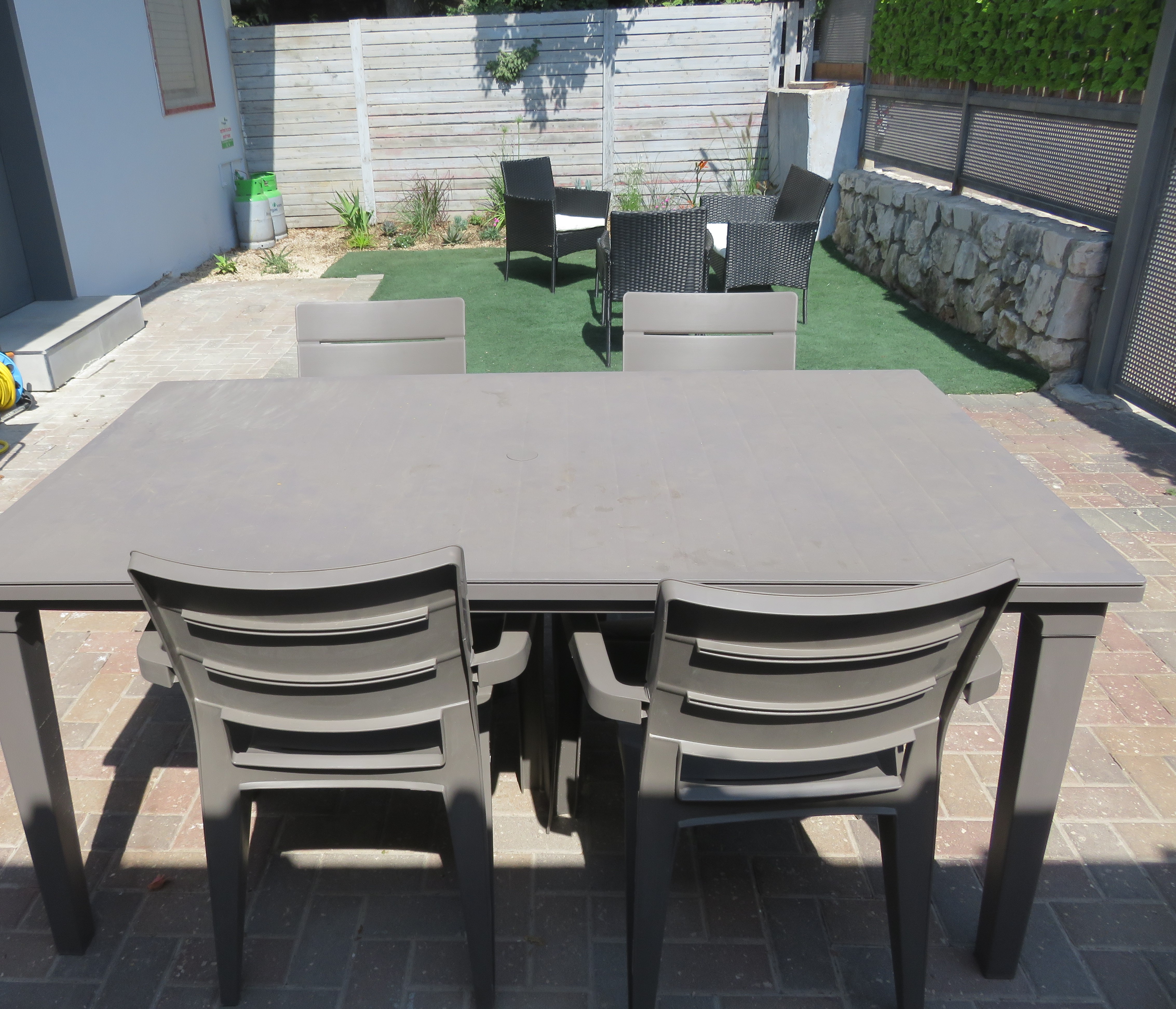 חצר קדמית.JPG