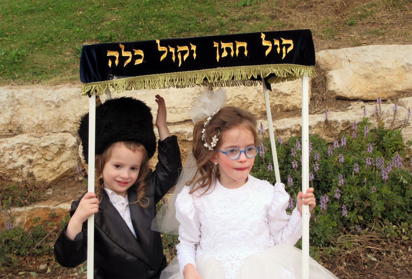 חתן כלה בחופה תקריב.jpg