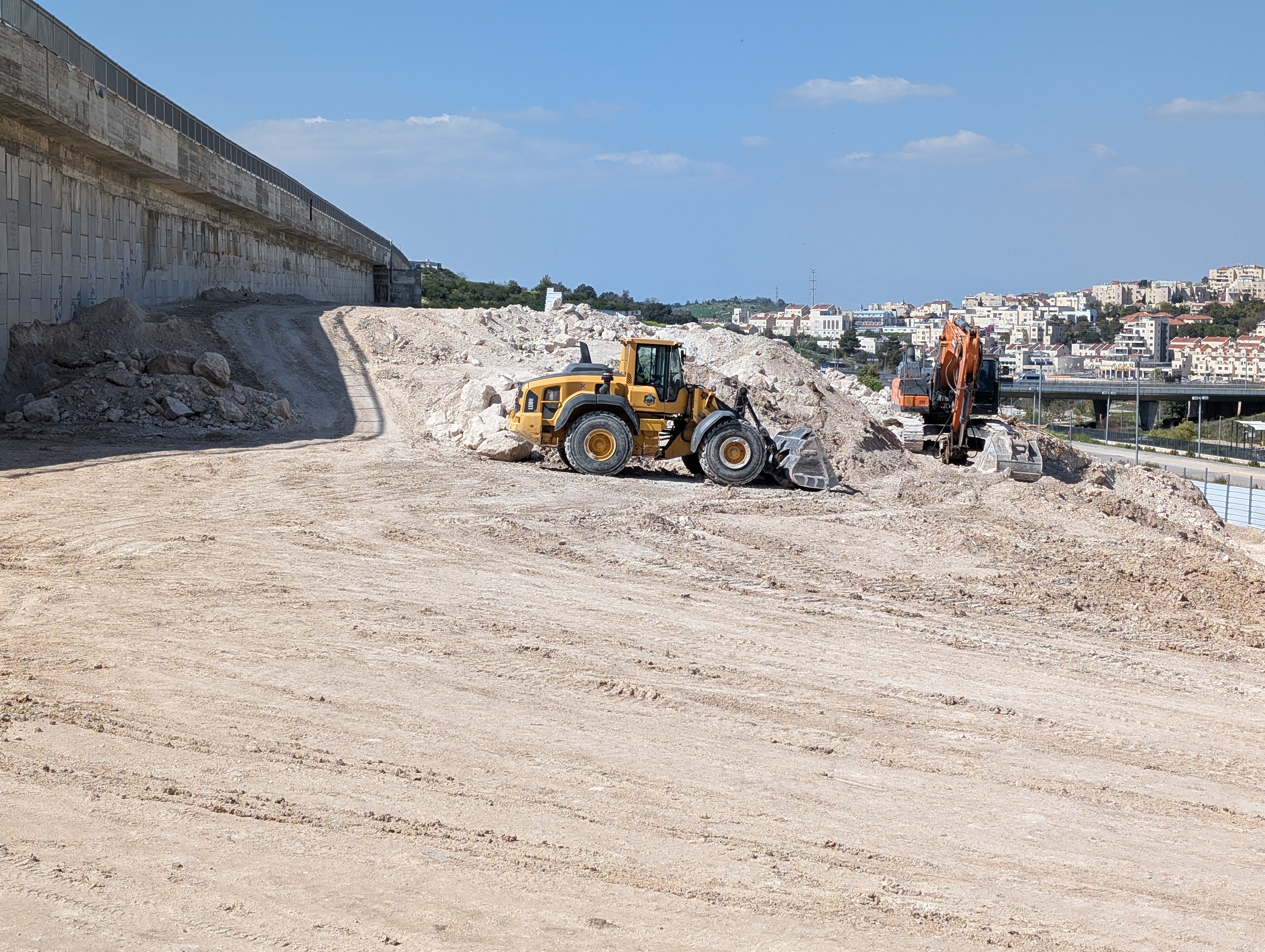 טרקטורים בשטח.jpg