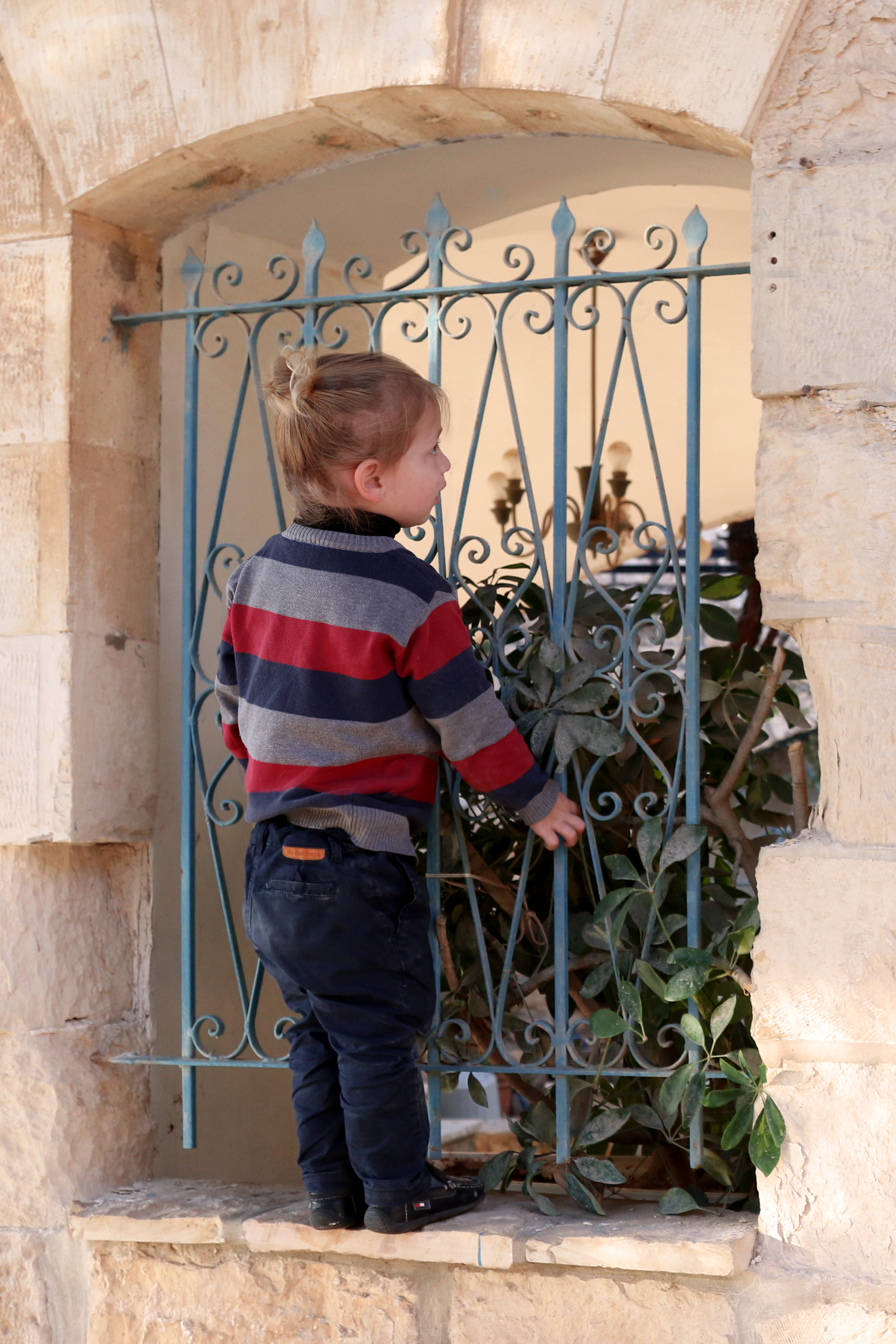 יוסי בחלון.jpg