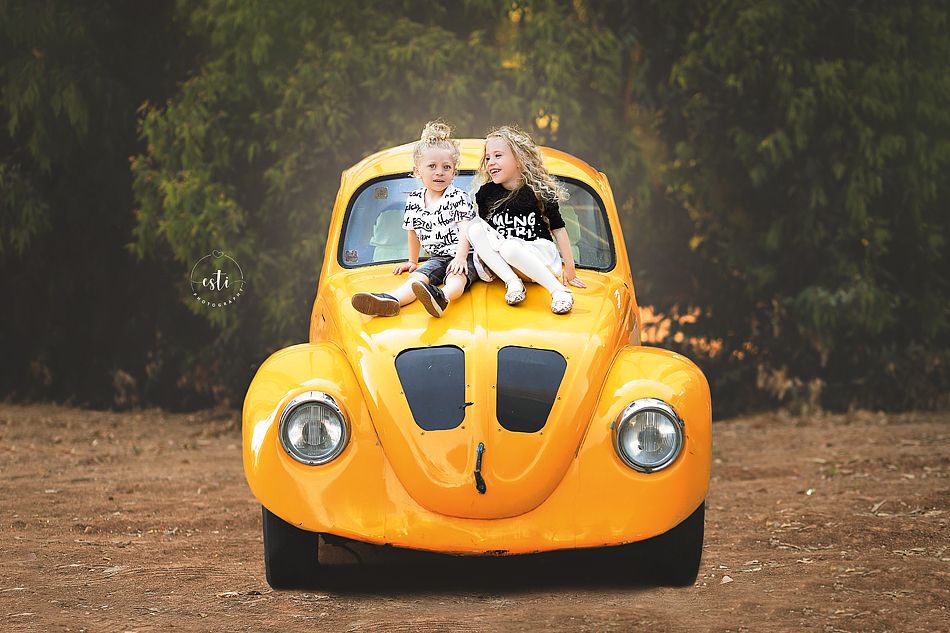 יושבים על רכב מ.jpg