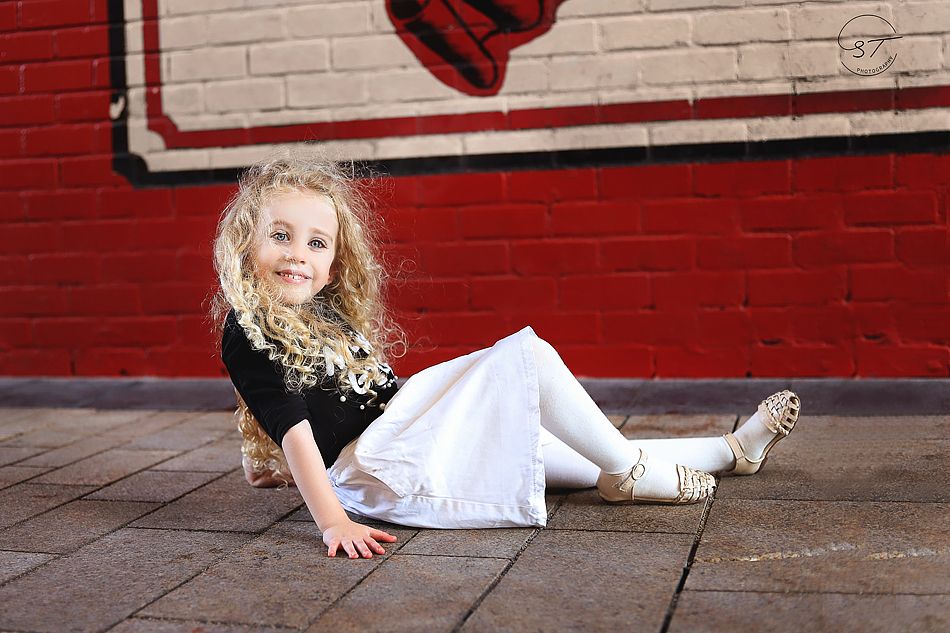 יושבת ליד הקיר מ.jpg