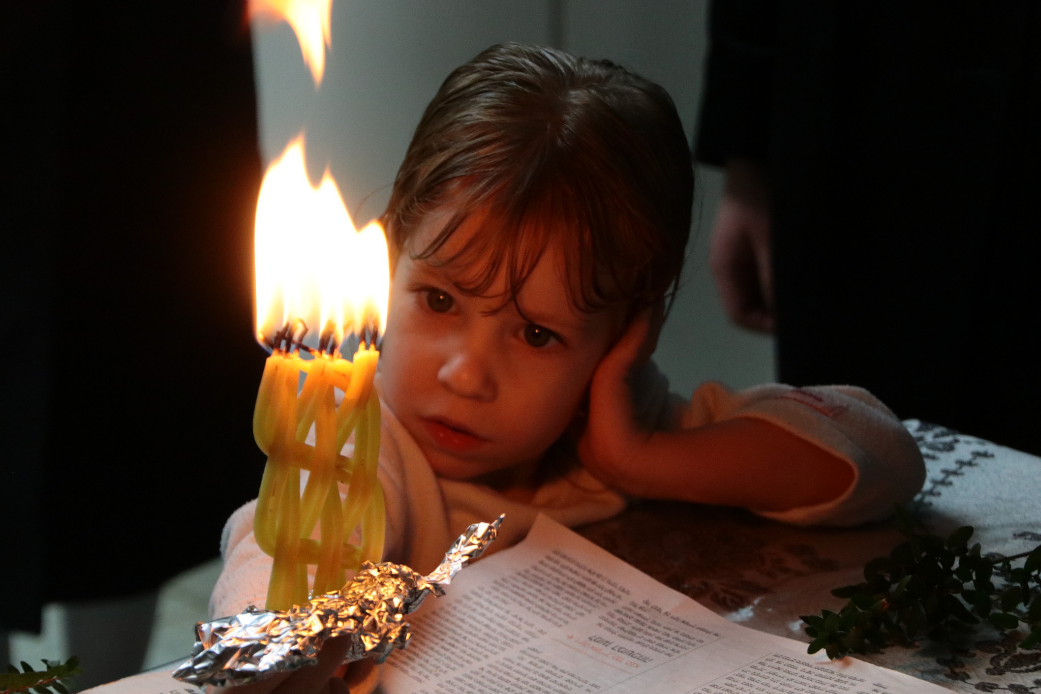 ילדה מסתכלת.JPG