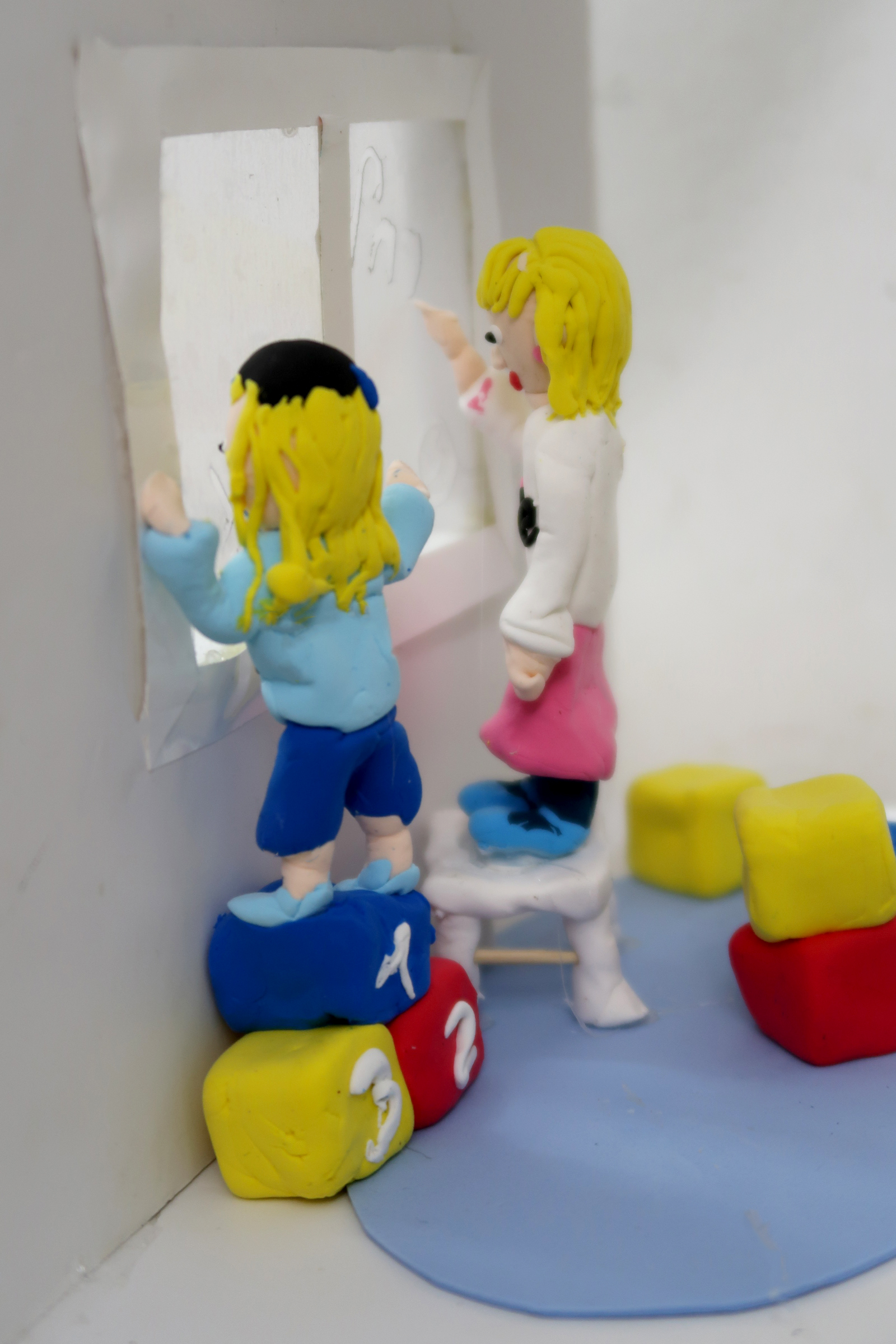 ילדים בבית מאחורה.jpg